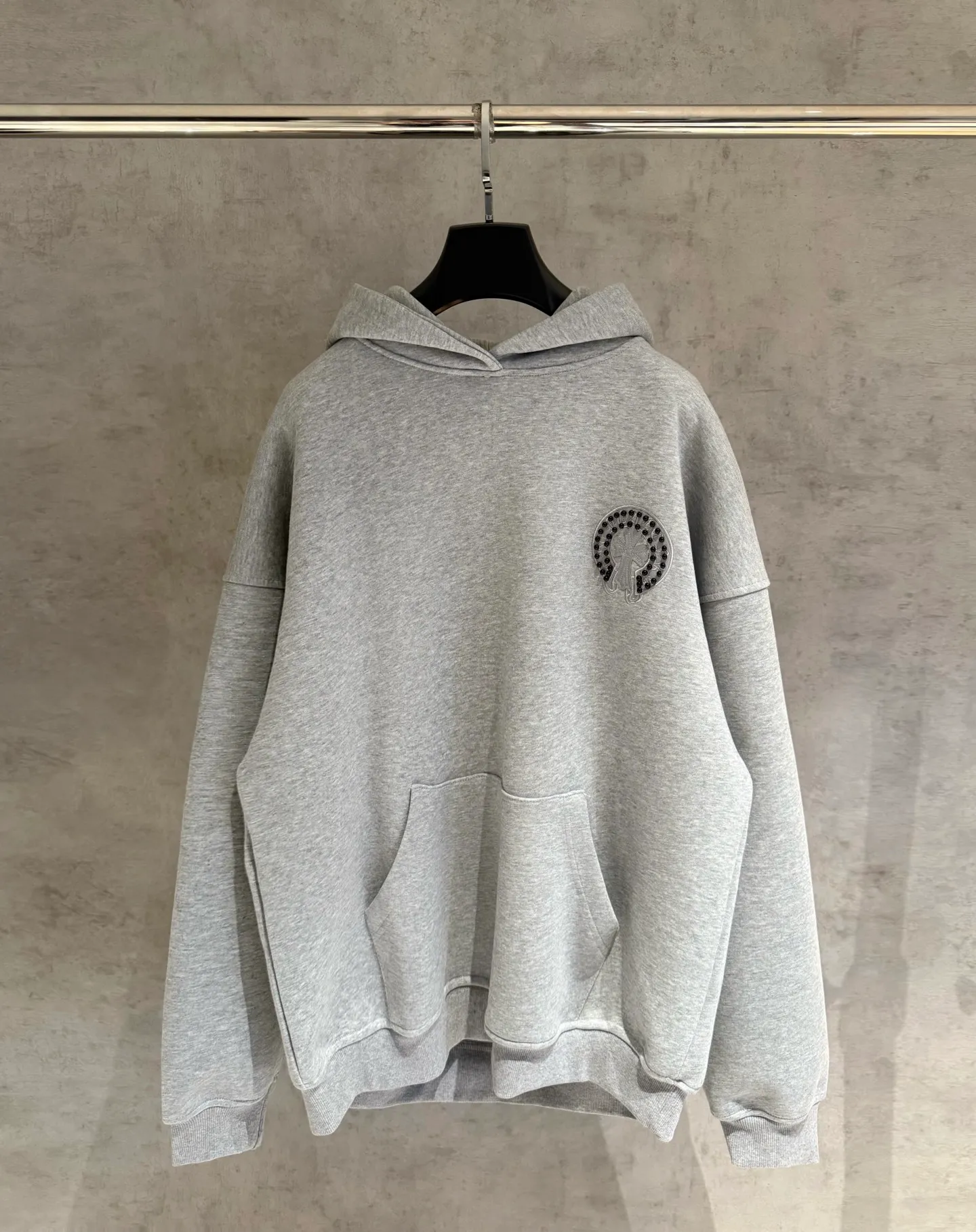🅿️410 [Strict quality control] CH Croixin's new long-sleeved hooded sweatshirt. The fabric is made of heavy 480g double yarn fabric. Front and back embroidery➕beads. Ready-to-wear loose fit. The fabric is stiff and stylish. It does not deform or shrink. Color: black, white, floral gray. Size: M-2xl